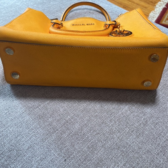 Michael Kors hand bag - Picture 3 of 8